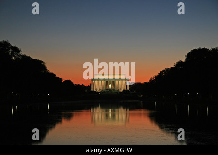 Sonnenuntergang über die reflektierenden Pool und das Lincoln Memorial, Washington DC, Vereinigte Staaten von Amerika Stockfoto