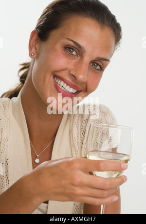 Frau, Lächeln und halten Glas Wein Stockfoto