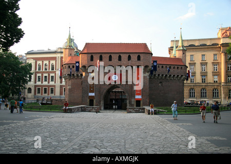 Der Eingang zum Barbican (Barbakan) in Krakau, Polen der Florian Tor Seitenansicht der Struktur (zugewandten Südseite). Stockfoto