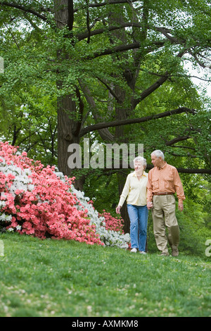 Älteres paar walking im freien Stockfoto