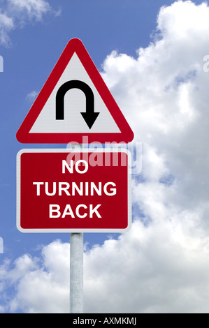 Wegweiser mit No Turning Back gegen einen blauen Wolkenhimmel Geschäftsbild Konzept Stockfoto