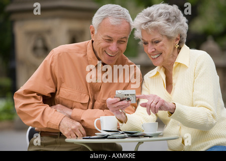 Älteres paar Kaffeetrinken im Café im freien Stockfoto