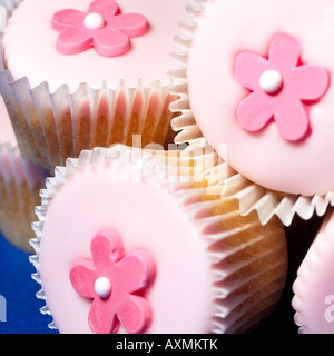 Frische einzelnen Fee oder Cupcakes mit Rosa Zuckerguss und keine Leute Stockfoto