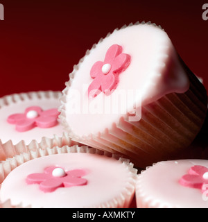 Frische einzelnen Fee oder Cupcakes mit Rosa Zuckerguss und keine Leute Stockfoto