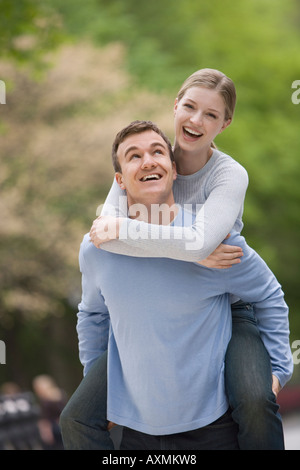 Freund und Freundin Huckepack Fahrt Stockfoto