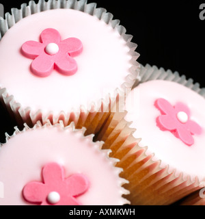 Frische einzelnen Fee oder Cupcakes mit Rosa Zuckerguss und keine Leute Stockfoto