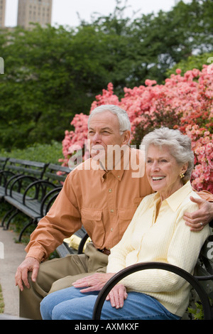 Älteres Paar auf Parkbank sitzen Stockfoto