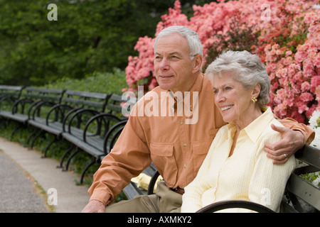 Älteres Paar auf Parkbank sitzen Stockfoto