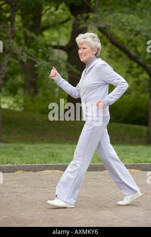 Ältere Frau Powerwalking Stockfoto