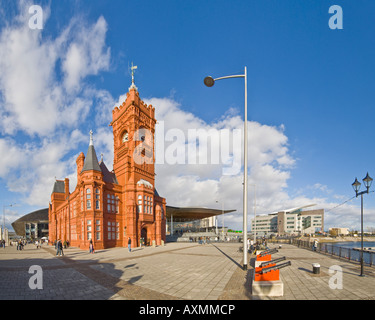 4 Bild Stich Panorama das Pierhead Building, ehemaliger Sitz der Bute Dock Company in Cardiff Bay. Stockfoto