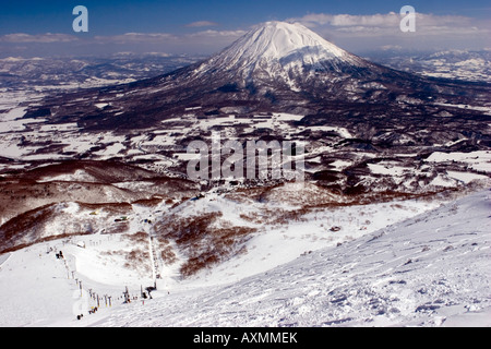 Blick auf den Skipisten des Skigebietes Niseko auf Hoikkado, Japan. In den Rücken dominiert der Vulkan Mount Yotei die Landschaft. Stockfoto