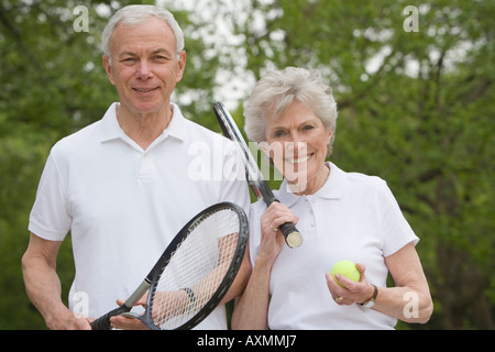 Porträt des reifes Paar mit Tennisschläger Stockfoto