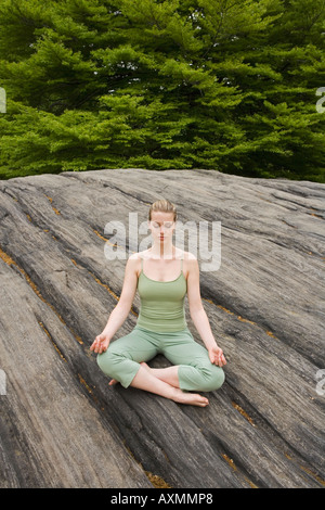 Frau praktizieren Yoga im park Stockfoto