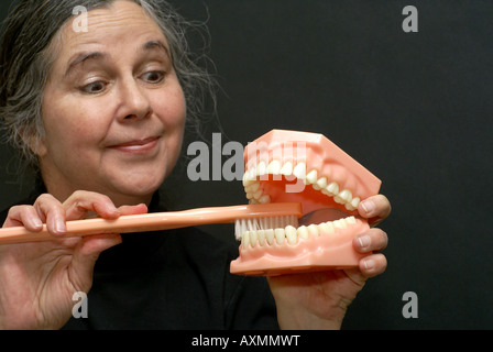 Demonstration der Zähne putzen Stockfoto