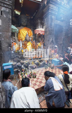 Menschen beten vor Buddha-Statue, Wat Phu Stockfoto