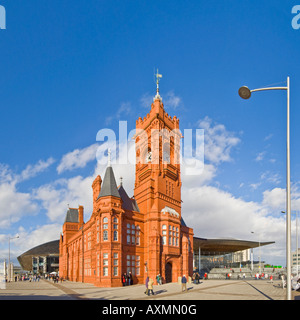 4 Bild Stich Panorama das Pierhead Building, ehemaliger Sitz der Bute Dock Company in Cardiff Bay. Stockfoto