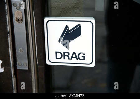 Türschild in Schwedisch, Pull-Zeichen Stockfoto