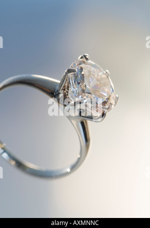 Diamant Ring in sechs Säulen silbernen Einstellung Stockfoto