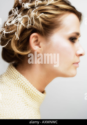 Profil von Frau mit kleinen Perlen im Haar Stockfoto