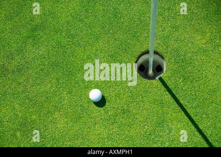 Golfball in der Nähe von Cup am Putting Green im freien Stockfoto