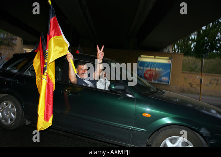 Nachdem das Spiel Deutschland gegen Argentinien türkische Fan in seinem Auto Stockfoto