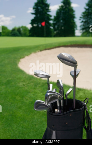Golfschläger mit Kurs und Sandfang in Ferne Stockfoto