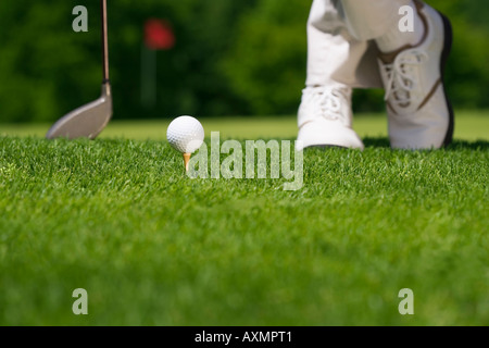 Golfer, die Vorbereitung zum Abschlag Stockfoto