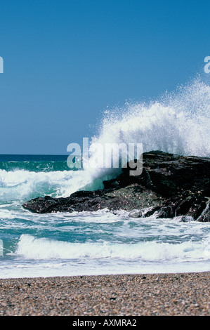 Atlantischen Ozeanwelle brechen auf Felsen. Stockfoto