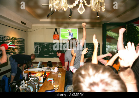 Nachdem das Spiel Deutschland gegen Argentinien Fans verrückt im Restaurant Donath in Berlin-Prenzlauer Berg Stockfoto