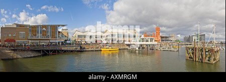 3 Bild Stich Panorama von Mermaid Quay in Cardiff Bay - eine regenerierte kommerzialisierten Gebiet südlich von Cardiff. Stockfoto