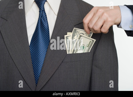 Geschäftsmann Kommissionierung eine Tasche Stockfoto