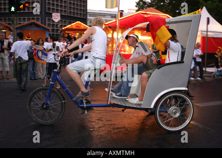 Nachdem das Spiel Deutschland gegen Argentinien Fans auf dem Kudamm in Berlin Stockfoto