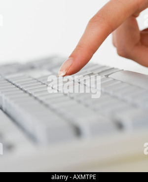 Nahaufnahme von Frau s Finger über Computer-Tastatur Stockfoto