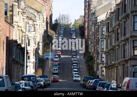 Autos parken entlang Gardner Street Glasgow City centre Schottland, Vereinigtes Königreich Stockfoto