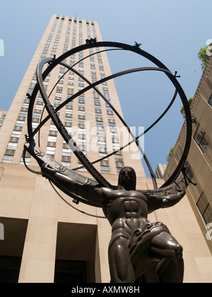 Nach oben auf eine Statue des Atlas als er das Rockefeller Centre, auf 5th Avenue Manhattan New York City USA hütet Stockfoto