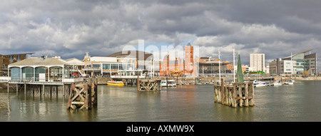 2 Bild Stich Panorama von Mermaid Quay in Cardiff Bay - eine regenerierte kommerzialisierten Gebiet südlich von Cardiff. Stockfoto