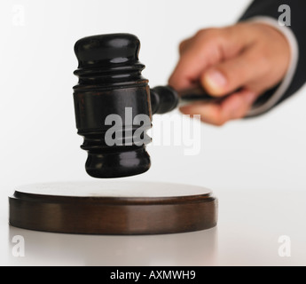 Studioaufnahme von Richter s Hand mit Hammer Nahaufnahme Stockfoto