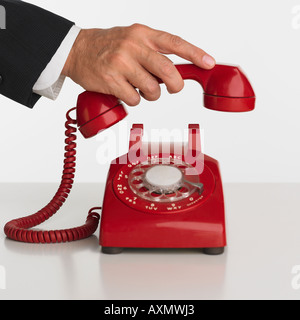 Studioaufnahme des Mannes Abholung rotary Telefon hautnah Stockfoto