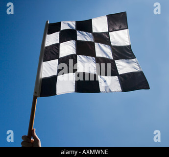 Karierte Flagge mit blauem Himmel Stockfoto