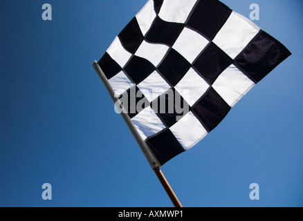 Karierte Flagge mit blauem Himmel Stockfoto