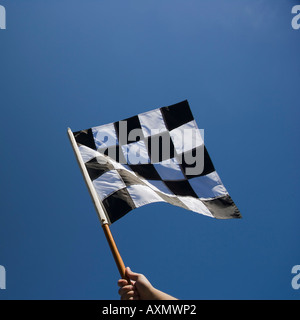 Karierte Flagge mit blauem Himmel Stockfoto