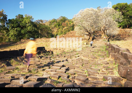 Frauen gehen weg, Wat Phu Champasak Stockfoto