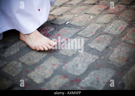 Detail von einem barfuß Büßer zu Fuß auf dem Bürgersteig mit geschmolzenem Wachs Tropfen, Karwoche 2008, Sevilla, Spanien Stockfoto