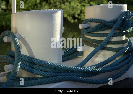 Boot-Takelage. Schiffe-Poller und blauen Seilen an Rhone Kreuzer in Südfrankreich Stockfoto