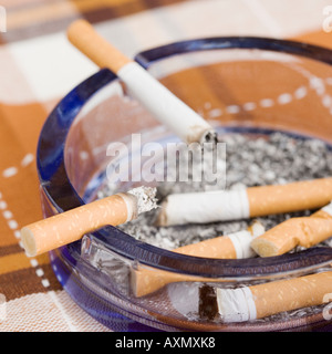 Stillleben mit Zigaretten im Aschenbecher Stockfoto