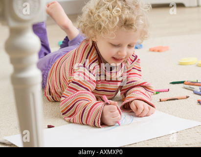Kind mit Kreide zeichnen Stockfoto