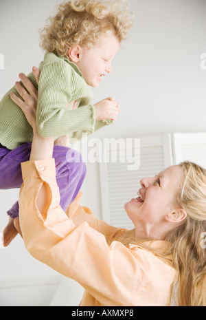 Mutter mit ihrer Tochter spielen Stockfoto