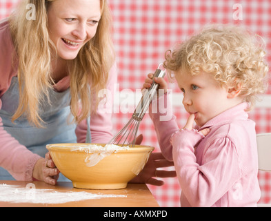 Mutter und Kind Kochen Stockfoto