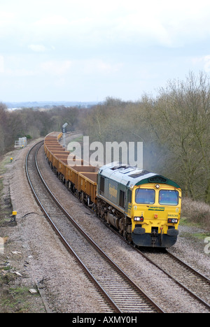 Class 66 Diesel Lokomotive ziehen leer Vorschaltgerät Zug am Hatton Bank, Warwickshire, Großbritannien Stockfoto