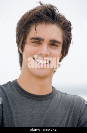 Der junge Mann lächelnd hautnah Stockfoto